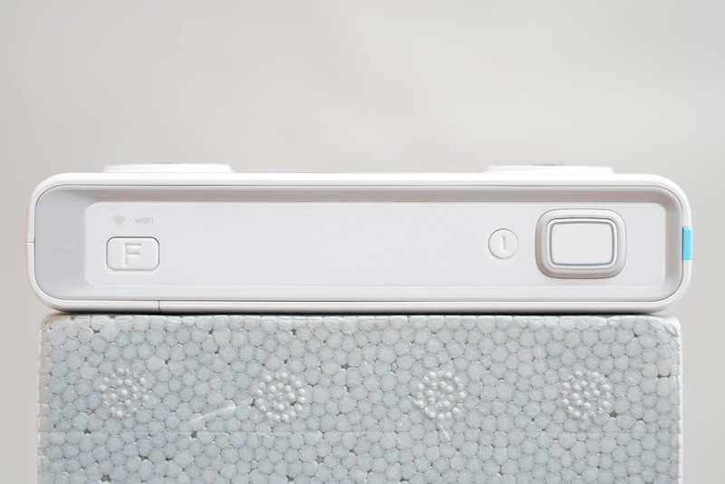 上面には、ファンクションボタン、電源ボタン、シャッターボタンが配置されている