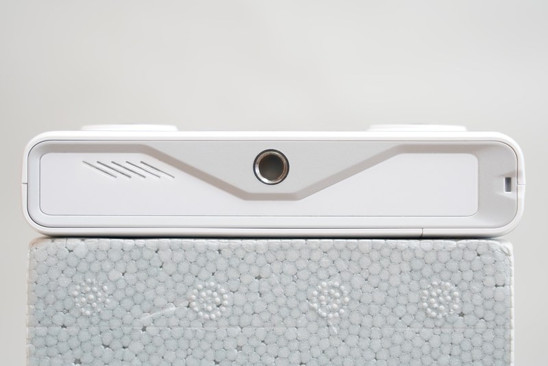 底面には三脚用ネジ穴が用意されている。またストラップ穴も設けられている