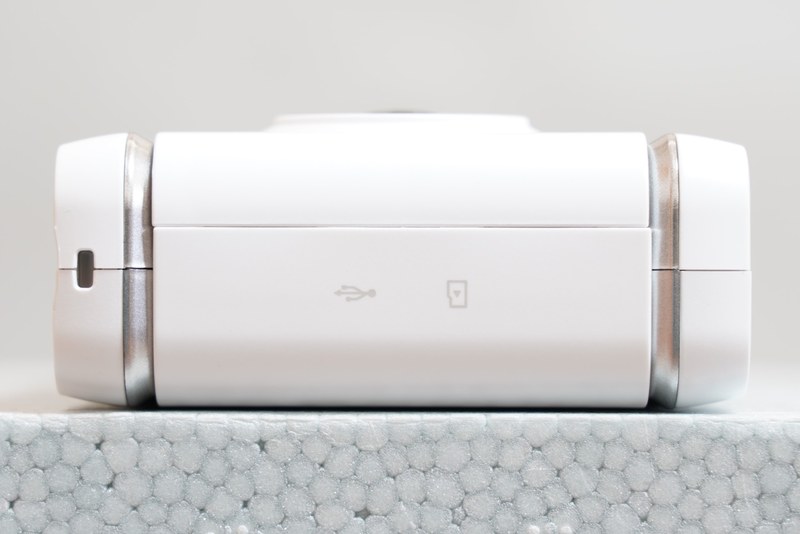 本体左側面には、USB Type-C端子とmicroSDカードスロットのカバーがある