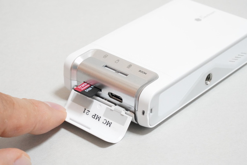 左側面のカバーを開けると、USB Type-C端子とmicroSDカードスロットが現われる。PCにMirage CameraをUSBケーブルで接続すると、ストレージデバイスとして認識される