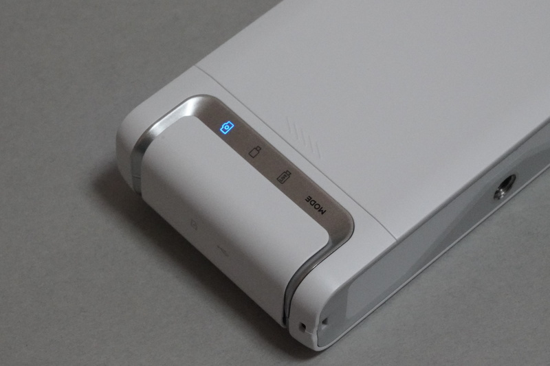 上のファンクションボタンを押すと、撮影モードが静止画と動画に切り替わる。3つ目のライブストリーミングモードへは、専用アプリをインストールしたスマートフォンから切り替える