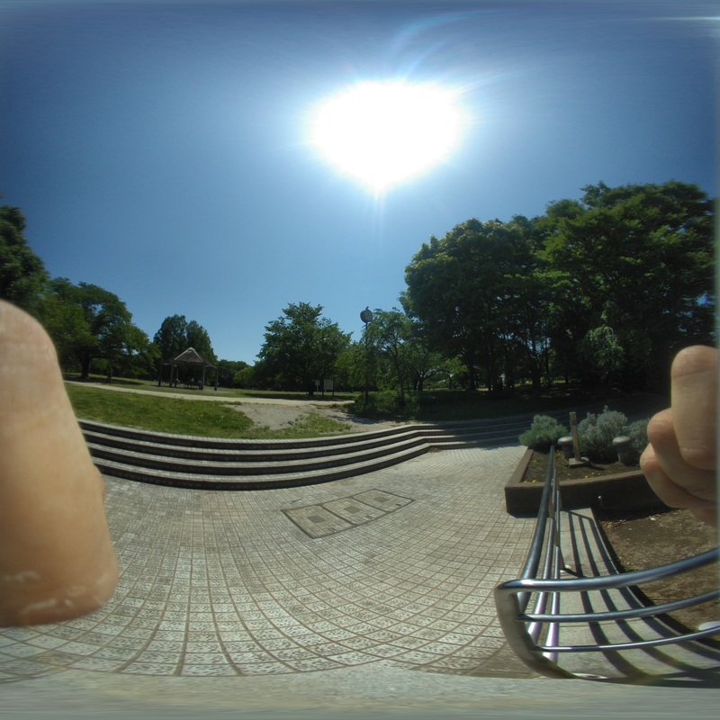 これはMirage Cameraで撮影した生データをそのまま掲載している。普通のデジタルカメラの感覚で撮影すると、このように両側に指が盛大に写り込んでしまう