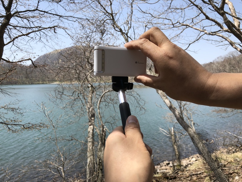 自撮り棒を装着し、背面からシャッターボタンを押せば、指の写り込みを確実に避けられる