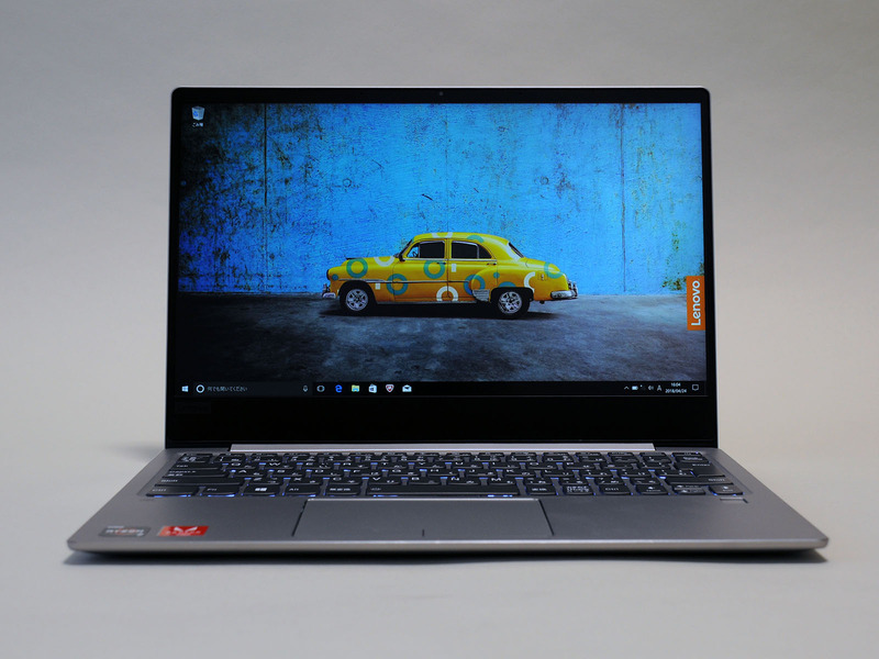 正面から見た様子。狭額縁ベゼルを採用しており、さらにコンパクトに感じる