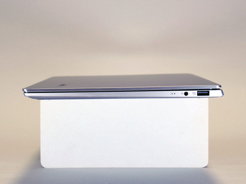 左側面。高さは13.6mmでくさび型デザインもありスリムに感じられる