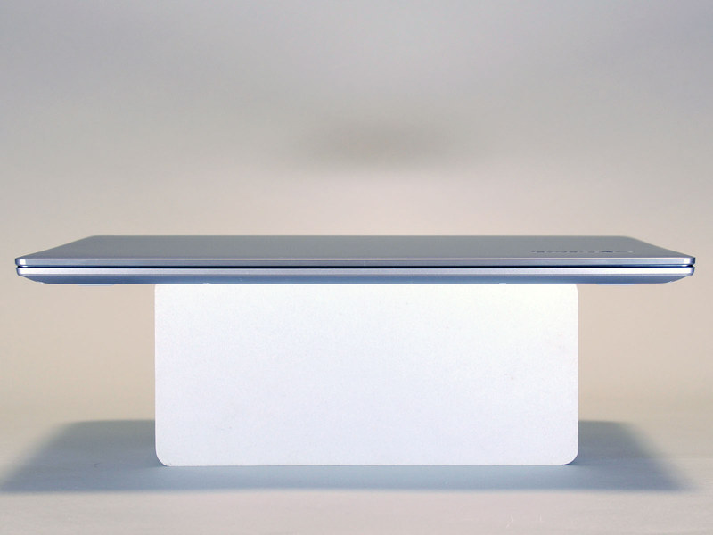 正面。液晶面はスリムで、本体側の底はややふくらんいるが左右を斜めにカットしたデザイン