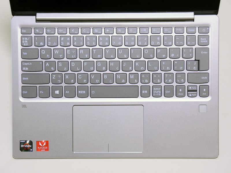 日本語キーボードでバックライトを搭載している。タッチパッドも操作しやすい大きさ