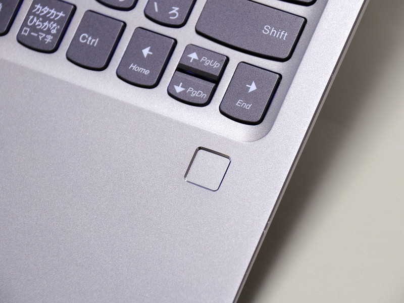 Windows Hello対応の指紋認証センサーも搭載している