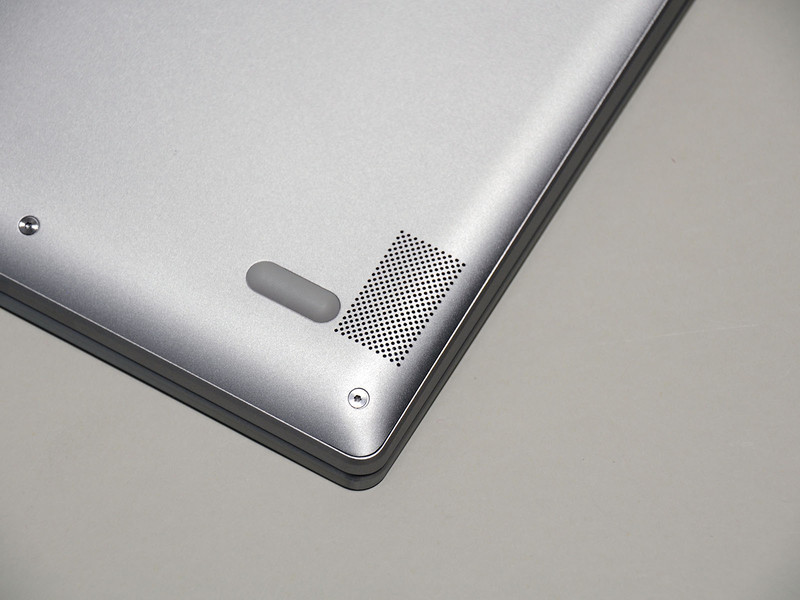 底面前方寄り左右にJBL仕様のステレオスピーカーを搭載