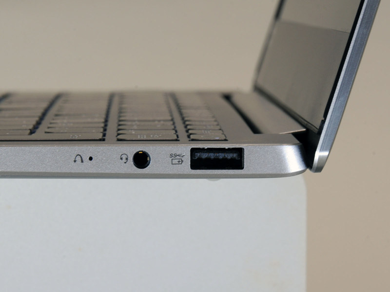 右側面にはUSB 3.0 Type-A×1、マイク/ヘッドフォン端子×1