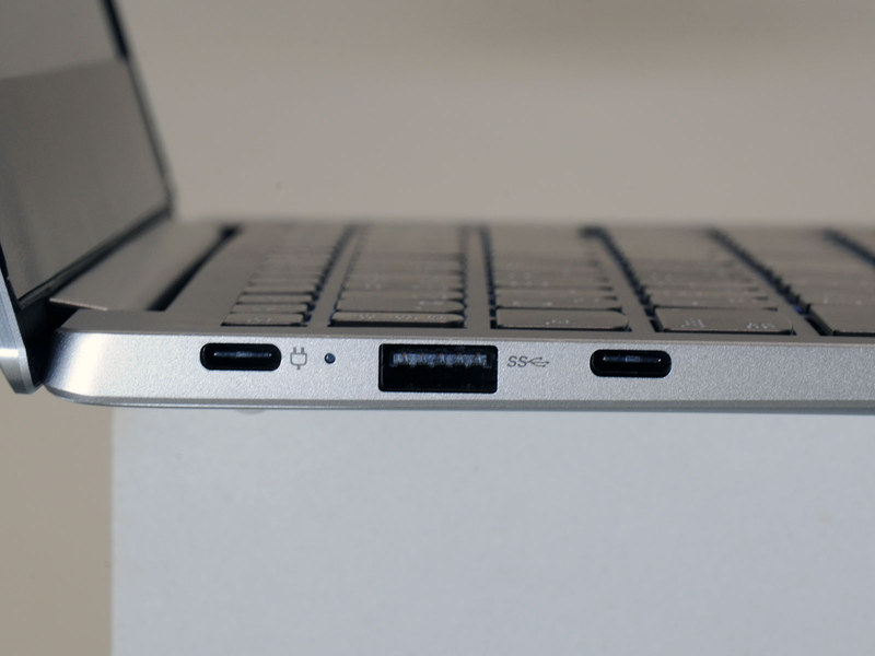 左側面にはUSB 3.0 Type-A×1、USB 3.0 Type-C×2