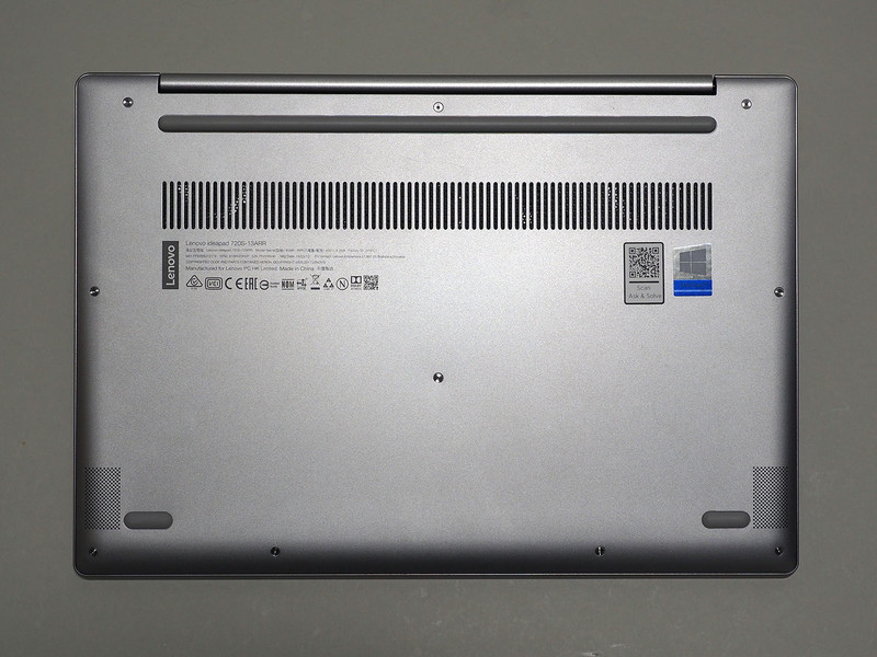 底面には吸気口と3つのゴム足がある。ネジは10個