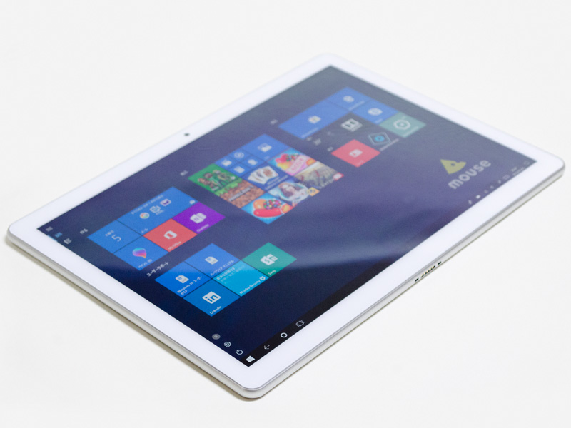 左/下。左側面には何もない。下側面にキーボードカバーコネクタ