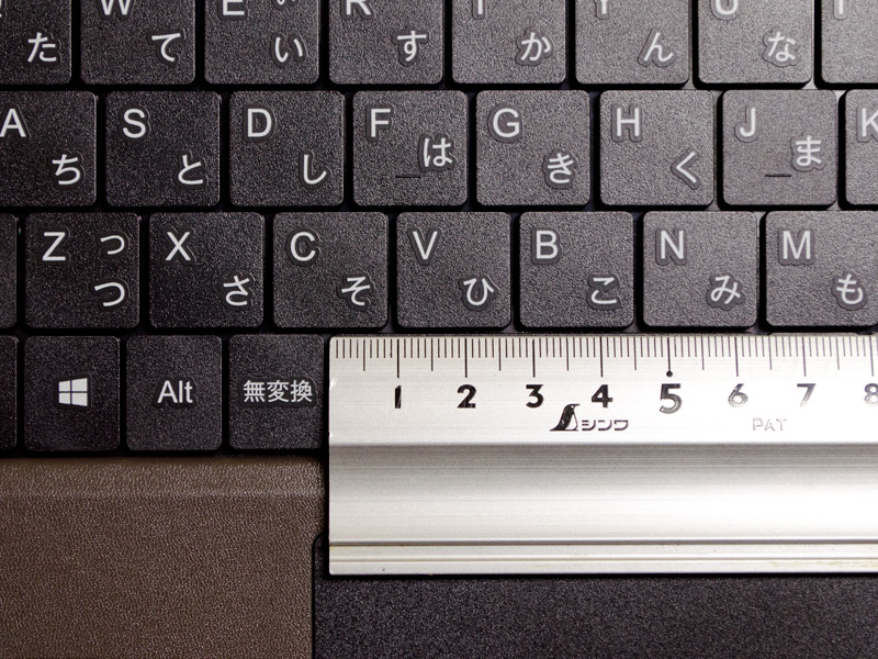 キーピッチ。実測で約18mm