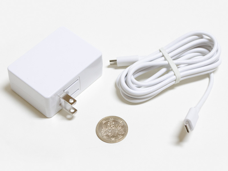 付属のACアダプタはサイズ約665×50×27mm、重量88g。出力5V/3A、9V/2A、12V/2A。プラグは折りたためる
