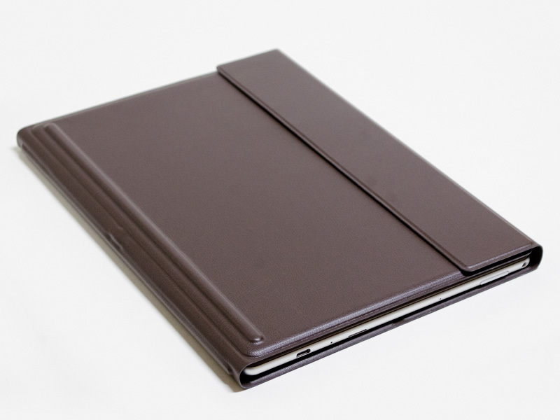 キーボードカバーを閉じたところ。色はブラウン。磁石を使い吸着する