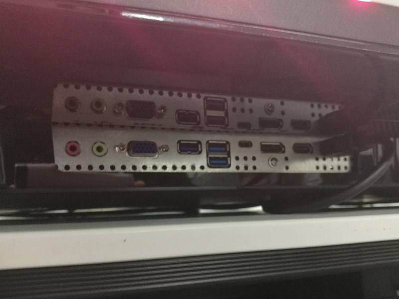 436M6VBRAB/11はMini DisplayPortの代わりにHDMIとミニD-Sub15ピンを搭載する