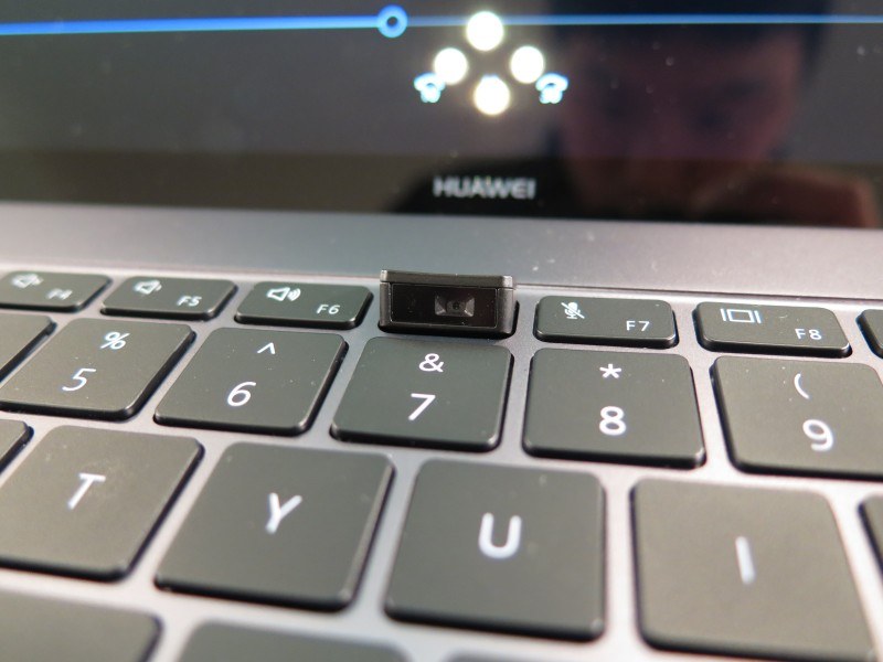 特徴的なポップアップ式Webカメラ