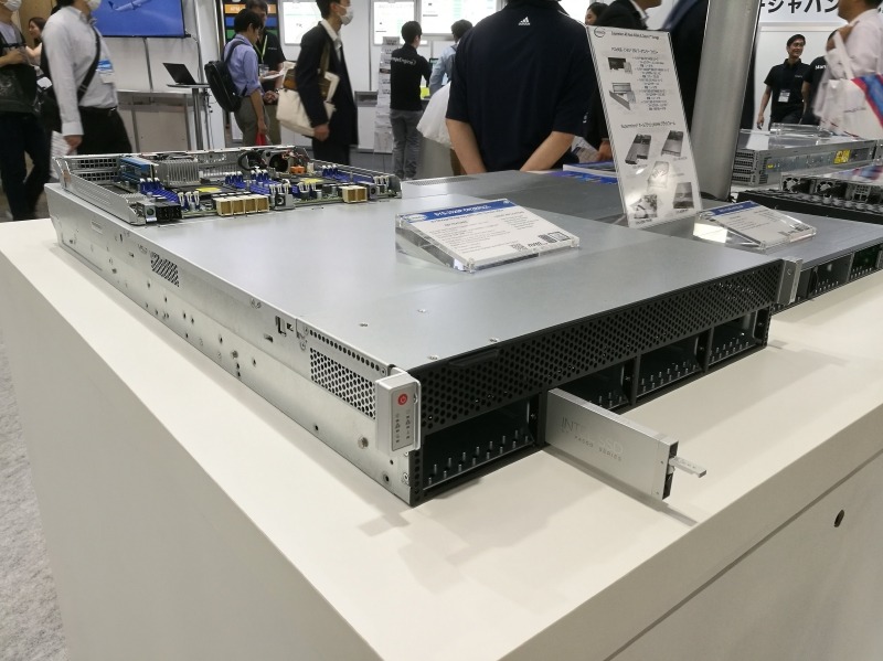 このように前面から着脱できる