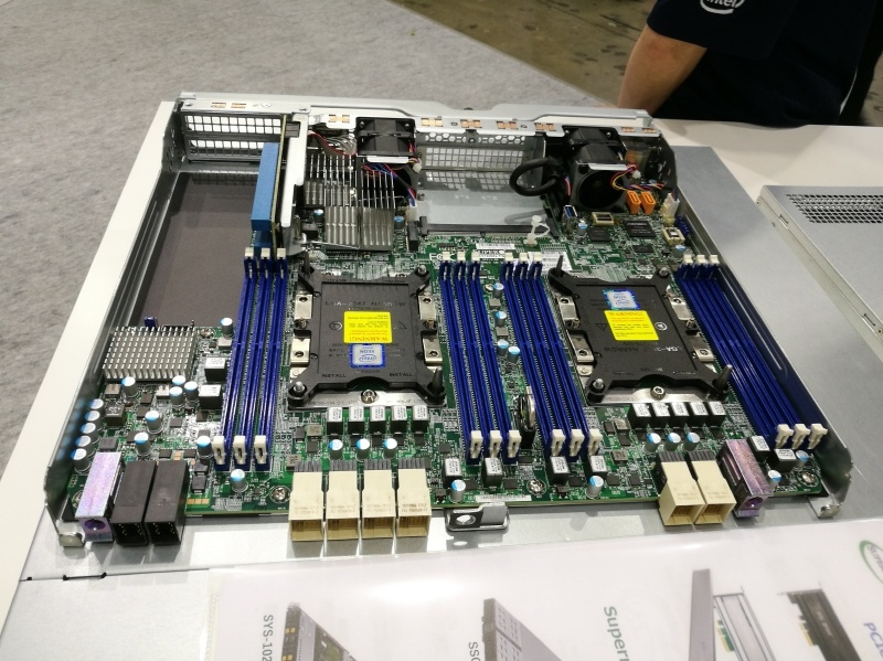 搭載されているマザーボード。LGA3647対応のXeonスケーラブルプロセッサを最大2基搭載可能