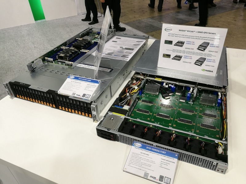 2.5インチのNVMeストレージに対応したサーバーSYS-2029BT-HNR(左)とTesla V100対応サーバーSYS-1029GQ-TVRT(右)