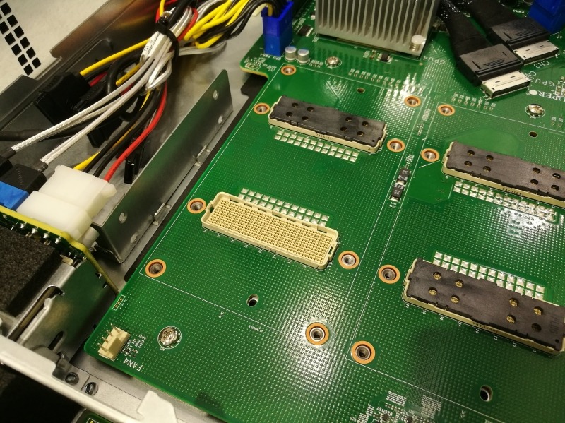 GPUはこのようなコネクタに装着する仕組み