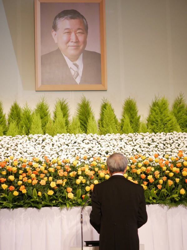 追悼の辞を述べるメルコホールディングの松尾民男取締役副社長