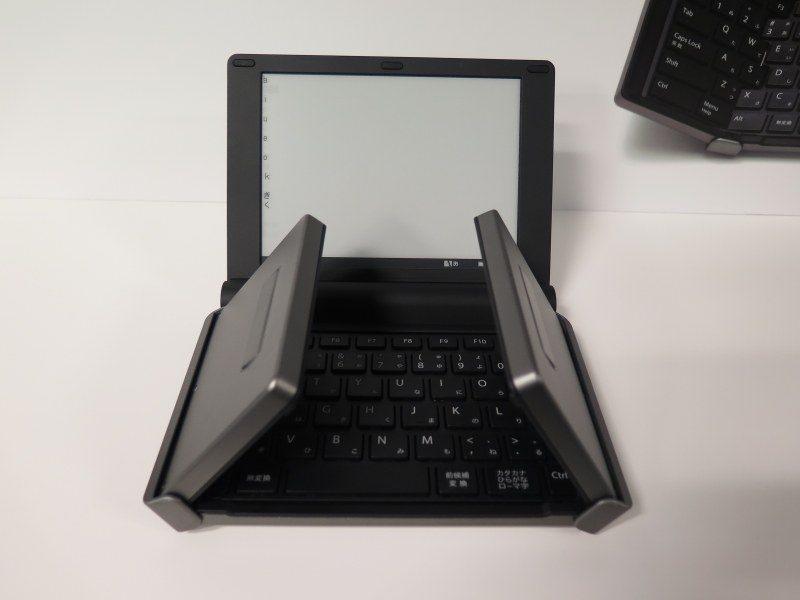 観音開きになったキーボード