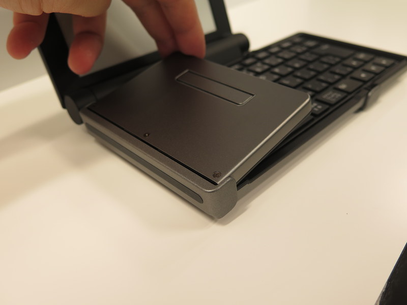 キーボードを開くと自動的にフットが飛び出る