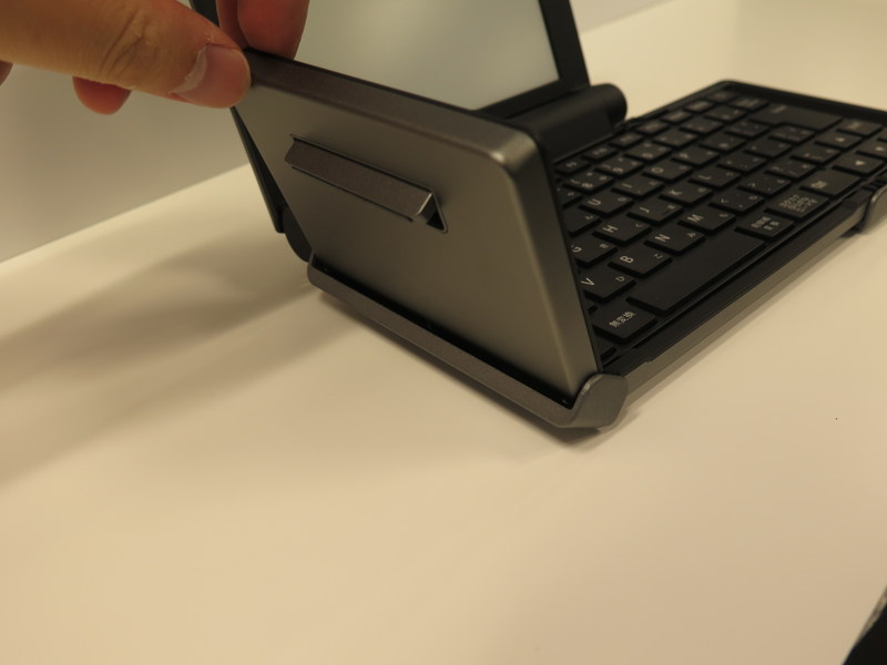 キーボードを開くと自動的にフットが飛び出る