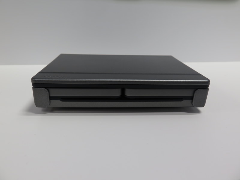 閉じた状態では厚みがあり、若干かさばるだろう