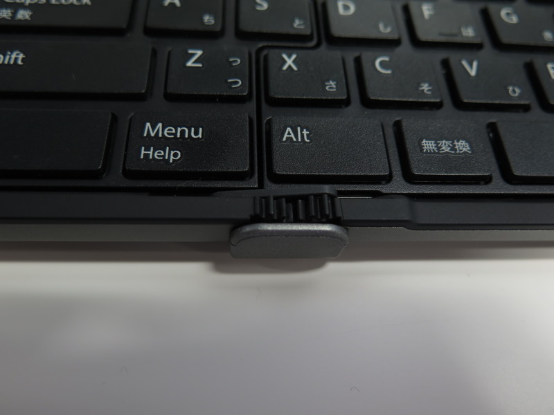 キーボード開閉にはギアが用いられ、開く側のキーが引っ張られてスライドする