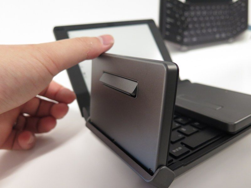 足は自動的に開く