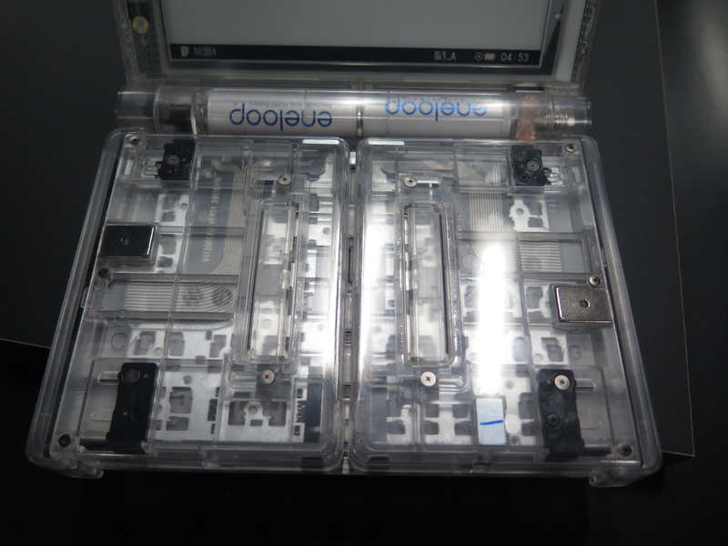 キーボードを閉じた状態。フラットケーブルやスライド機構が見える