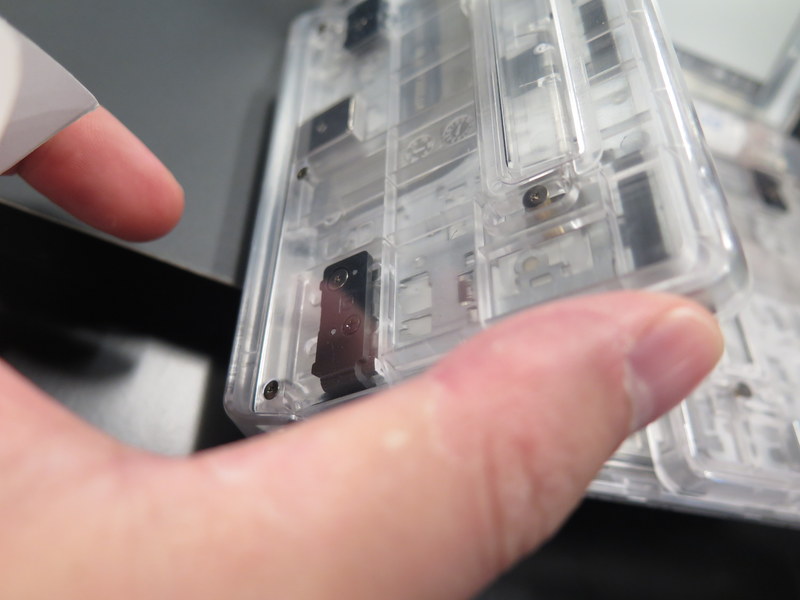 キーボードを開くと内部のパーツがスライドし、フットが飛び出る仕組み