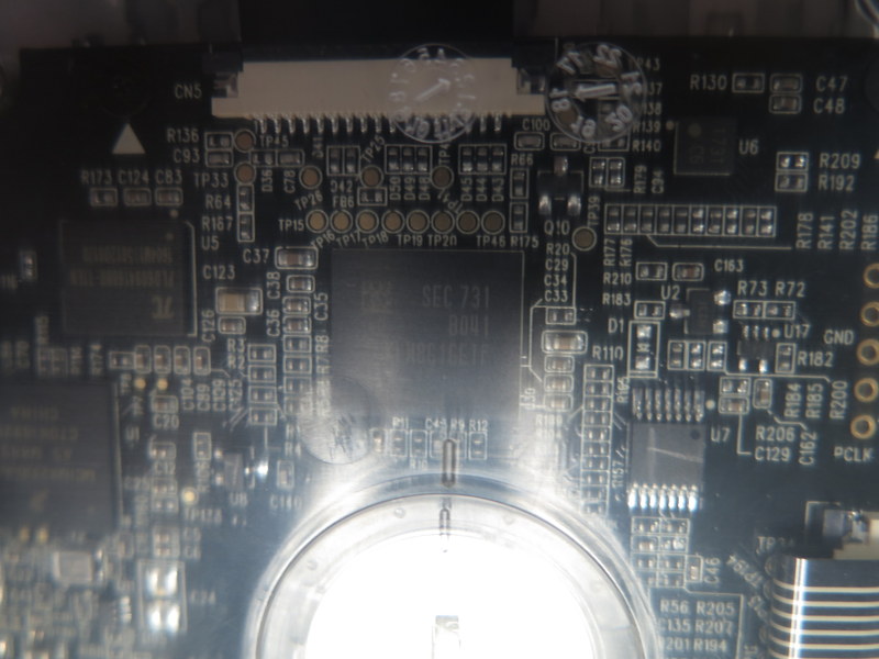 eMMCにSamsungの「KLM8G1GETF-B041」を採用。容量は8GBあり、かなり余裕がありそうである