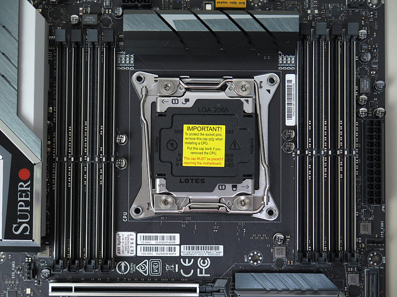 メモリスロットも金属カバーによって剛性がアップ