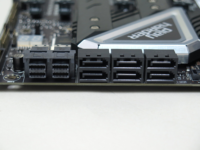 ストレージインターフェイスはU.2×2、SATA 6Gbps×6。コンシューマ向けでU.2を搭載するのはめずらしい
