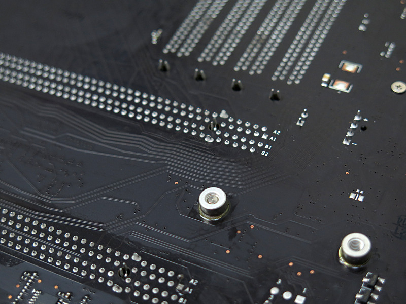 PCI Expressスロットへの配線は最短になるよう配慮されている