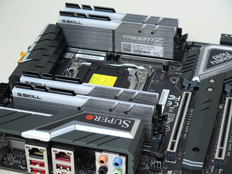 無彩色のカラーは、G.SKILLのTrident Z RGBのようなメモリによく似合う