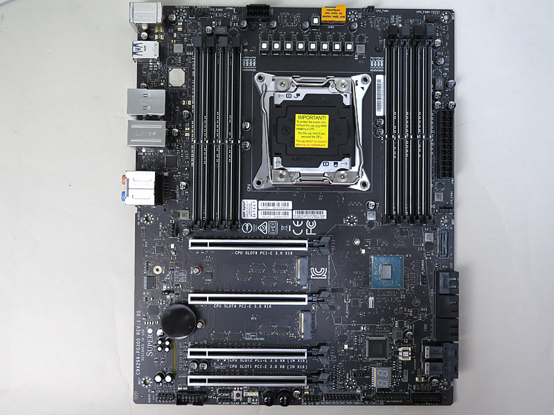 拡張スロットはPCI Express x16形状×4。実際のレーンは使用するCPUによって異なる