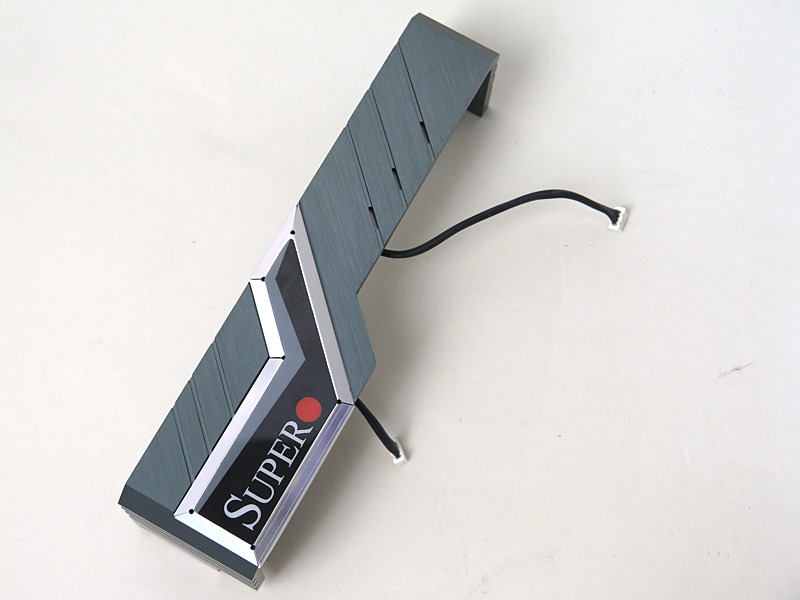 背面パネルI/OのカバーにもLEDイルミネーションがあり、そのためのケーブルが伸びている