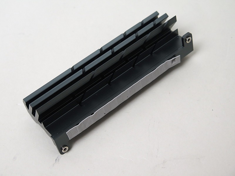 VRM部のヒートシンクは密着している