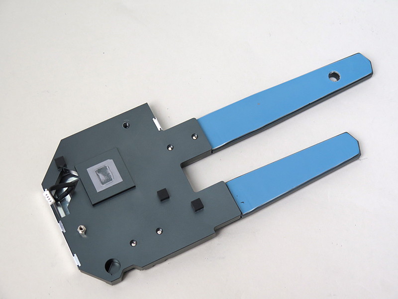 チップセットのヒートシンクもLEDイルミネーションつき。M.2のヒートシンクもネジで留められている