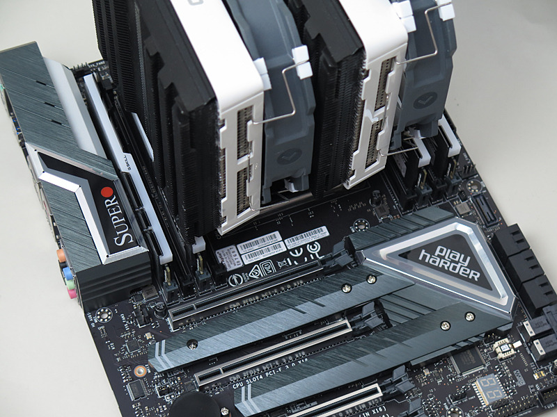 CRYORIGのR1 Ultimateも無彩色で、マッチングする