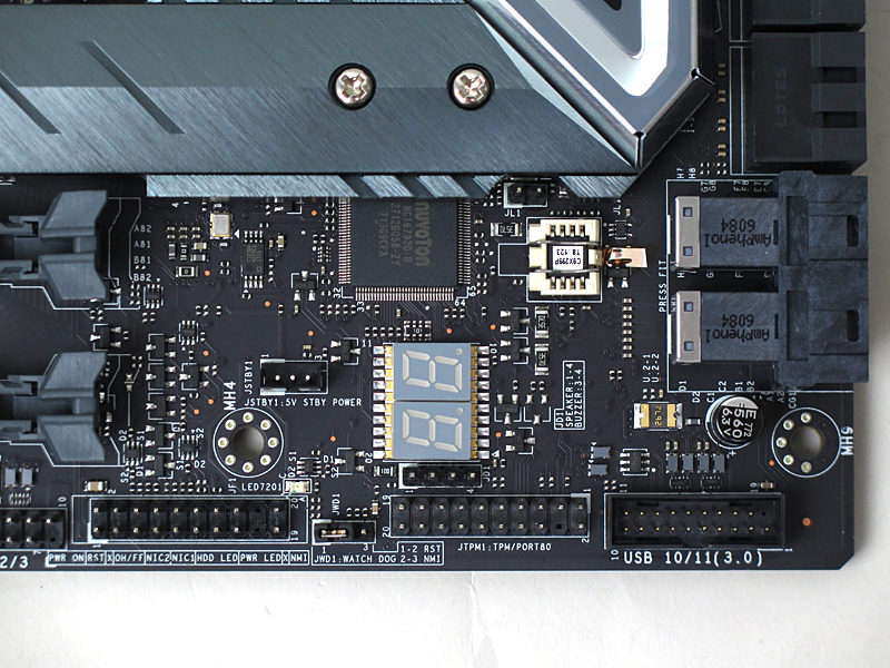 オンボードで搭載しているPOSTコード表示用7セグメントLED。起動しないときのトラブルシューティングに役立つ