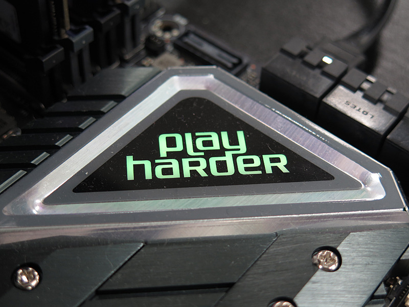 RGB LEDイルミネーションも備えるが、かなり控えめな発光だ