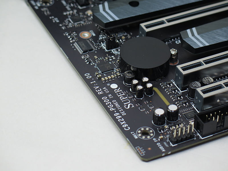 オーディオは前面パネルピンヘッダ用のアナログ回路が分離されているように見える