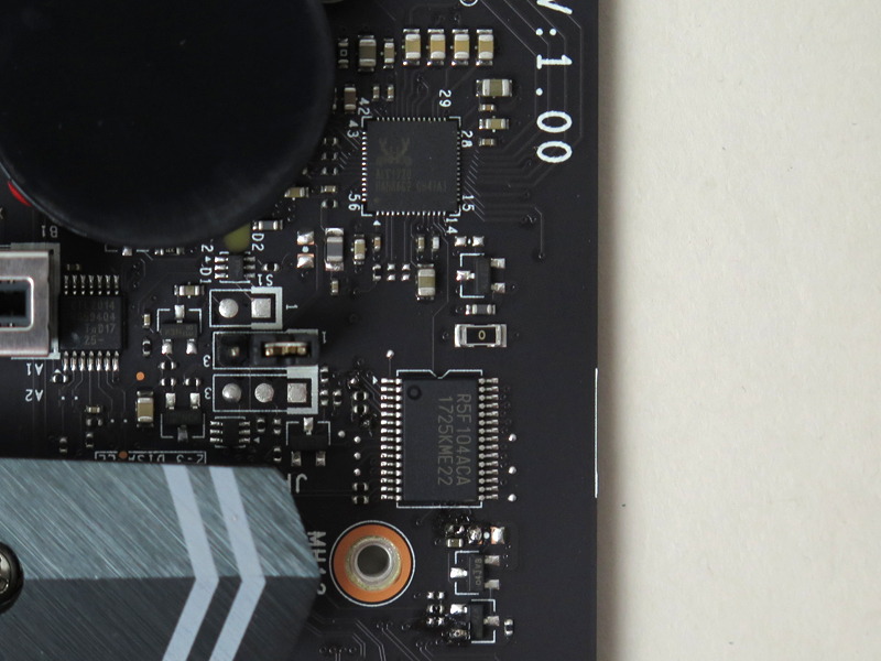 オーディオコーデックはRealtekの「ALC1220」。その近くの「R5F104ACA」はおそらくRGB LED制御用のマイクロコントローラ