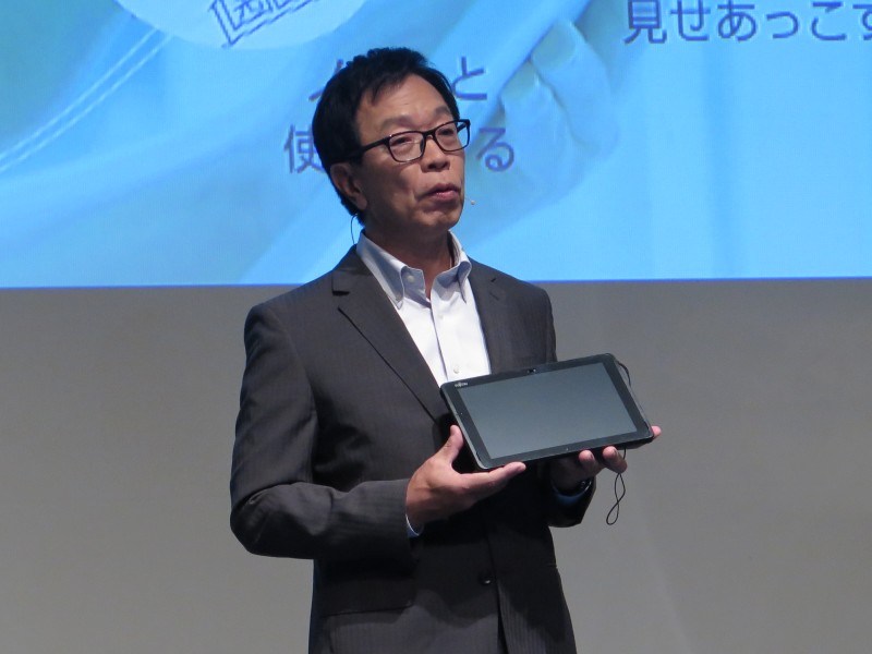 堅牢性を最優先させた小学生向けの教育タブレット